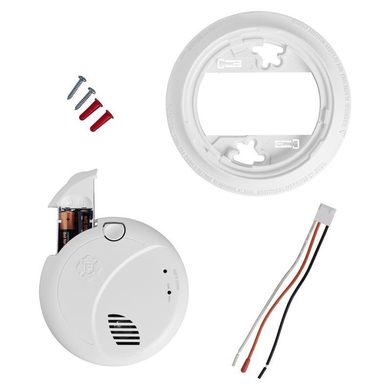 First Alert Voice Alert Hard-Wired Photoelectric Smoke Detector 1 pk